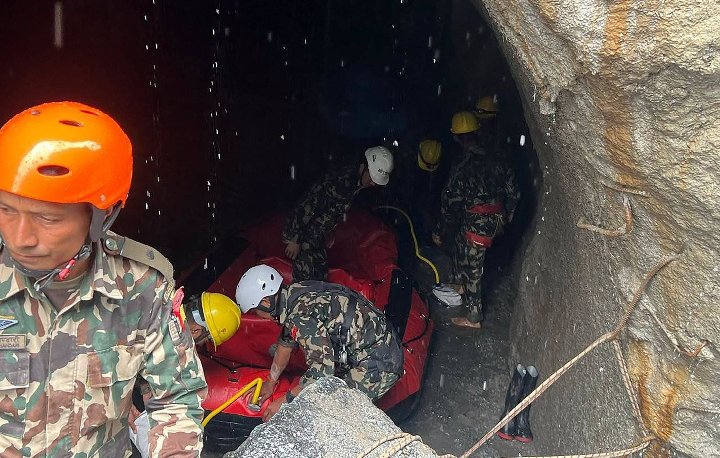Népal : un troisième survivant des inondations extrait d'un tunnel hydroélectrique