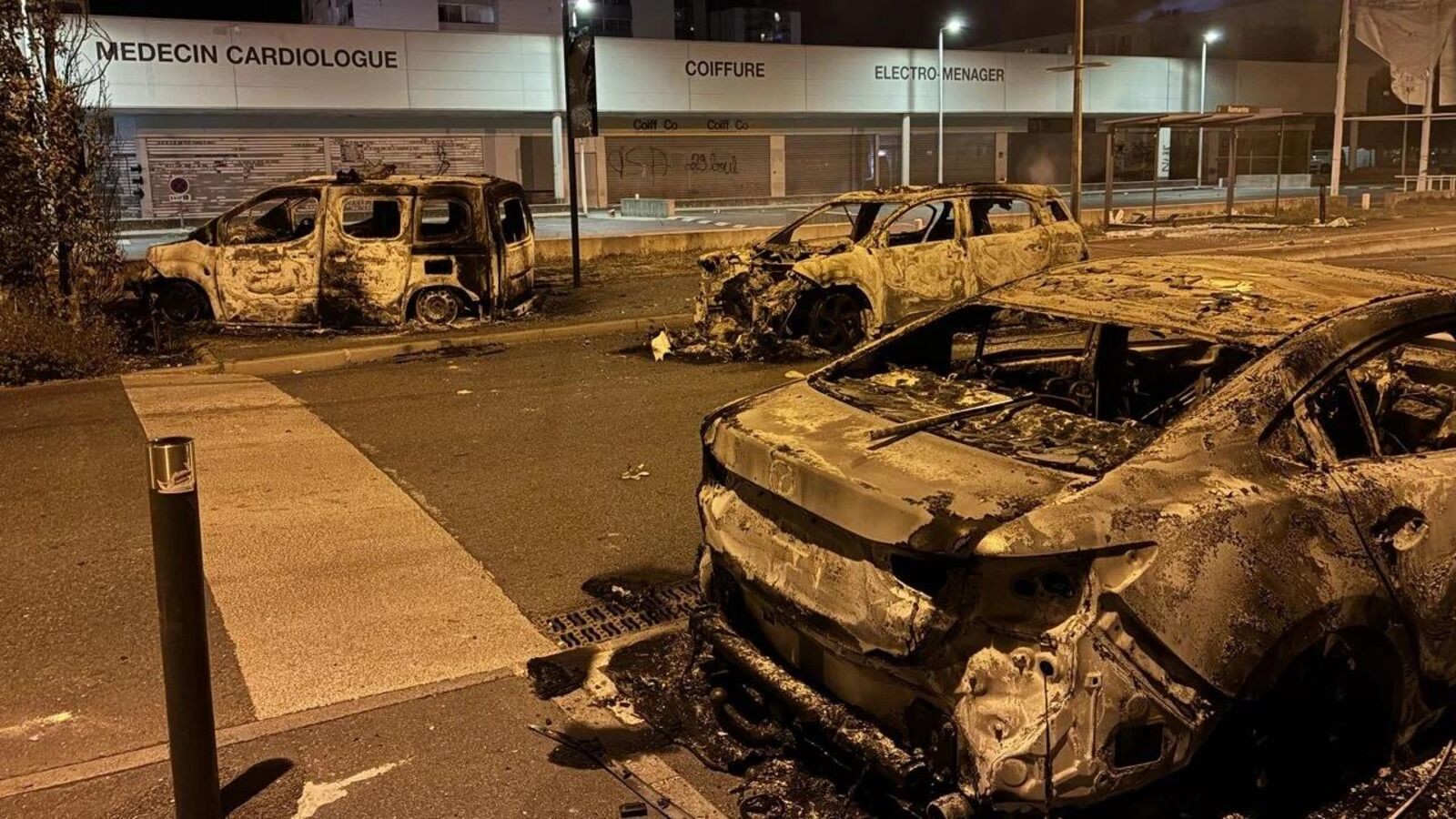 Nuit de violences urbaines à Saint-Pierre-des-Corps : le point sur les enquêtes et les mesures de l'État